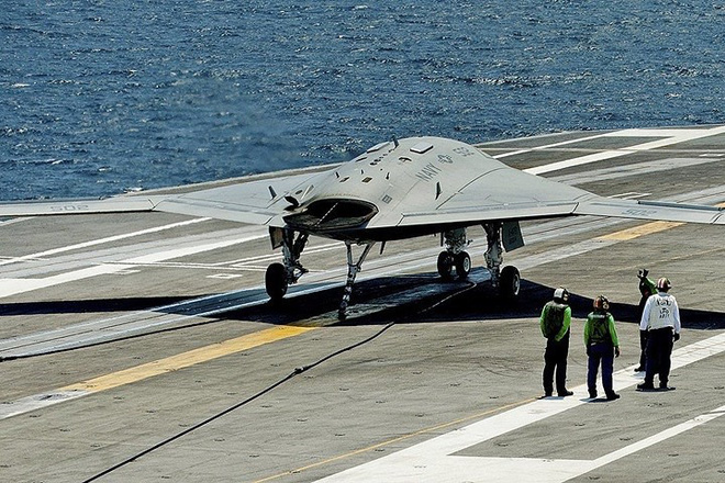 Tàu sân bay mạnh nhất hải quân Anh ra khơi với máy bay quân sự